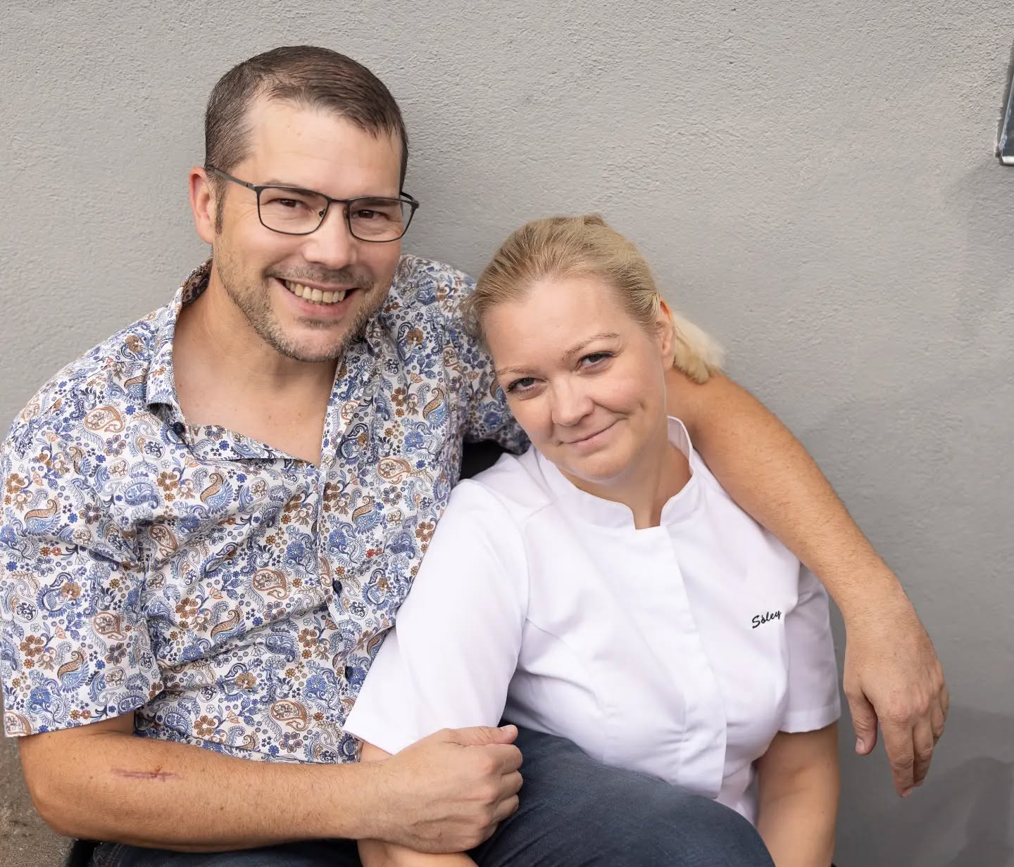 Sóley och Marcus sitter bredvid varandra med en cupcake och en bit chokladtårta